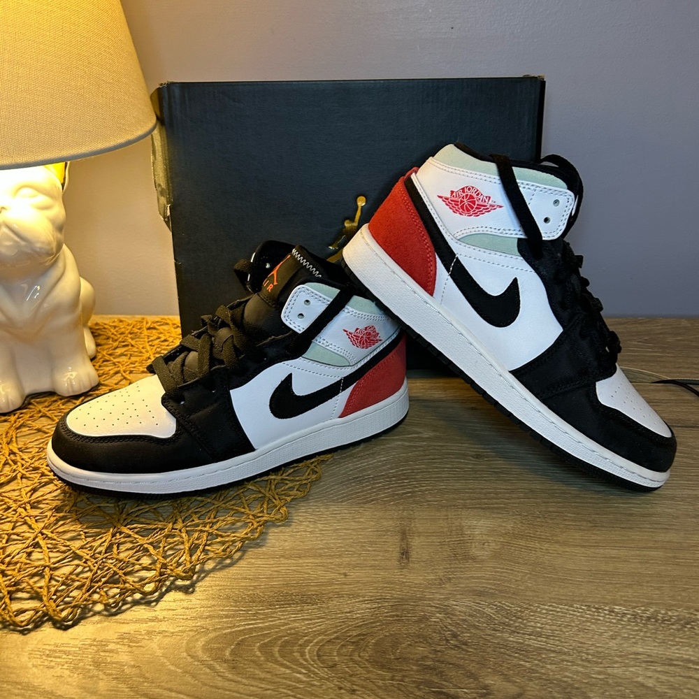 Air Jordan 1 Mid SE